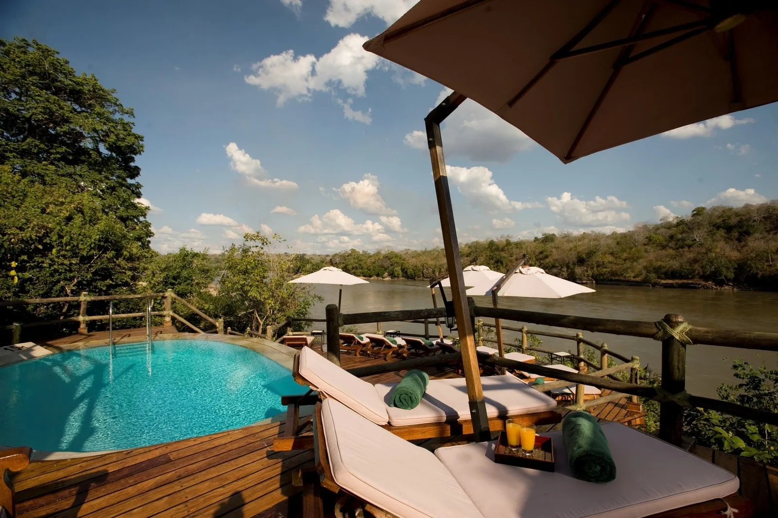 Serena Mivumo River Lodge exterior